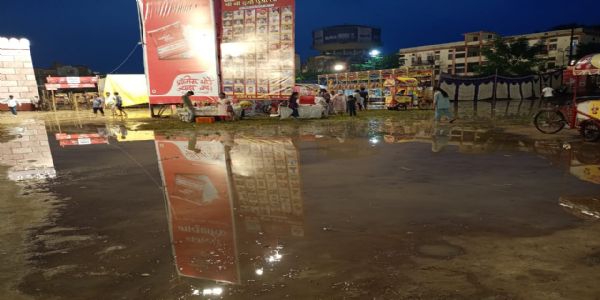गरज चमक के साथ मूसलाधार बारिश ने दुर्गापूजा पंडालों की रौनक बिगाड़ी,भींगते हुए पहुंचे लोग