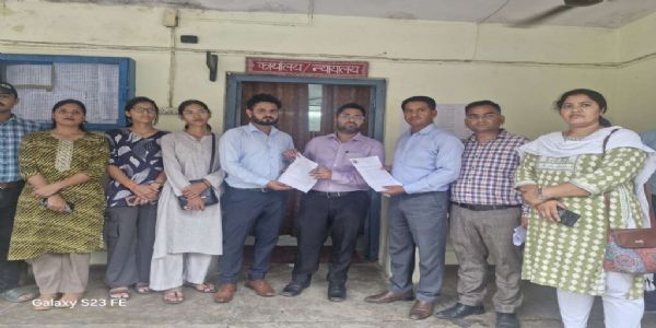 तहसील में राजस्व उप निरीक्षक दे रहे आत्महत्या की धमकी, लेखपाल संघ ने जताई नाराजगी