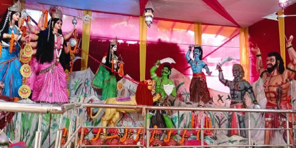 शारदीय नवरात्र के पावन अवसर पर शहर से लेकर ग्रामीण इलाकों तक आस्था और उत्सव का माहौल
