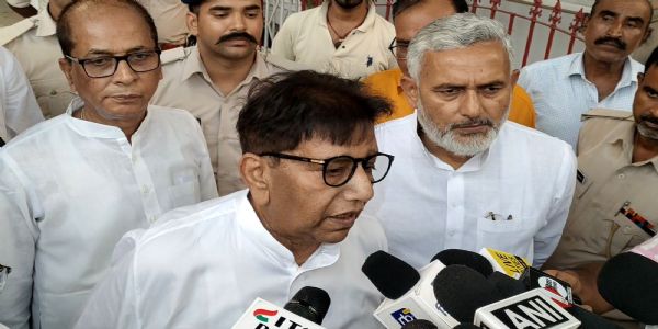 उपमुख्यमंत्री सम्राट चौधरी पर कार्रवाई की मांग, जन सुराज पार्टी के प्रतिनिधिमंडल ने राज्यपाल के प्रधान सचिव को सौंपा ज्ञापन