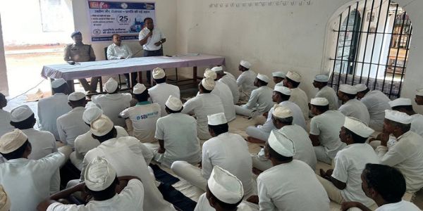 केंद्रीय जेल के बंदियों को दी गई स्वरोजगार संबंधी जानकारी