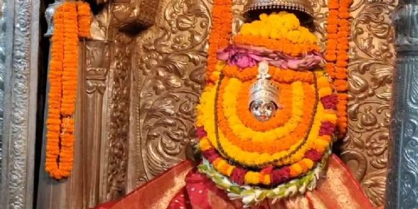 शारदीय नवरात्र के महाअष्टमी पर श्रद्धालुओं ने मां अन्नपूर्णा की चौखट पर टेका मत्था