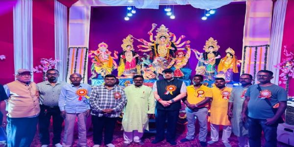 दलादिली चौक दुर्गा पूजा पंडाल के उद्घाटन के साथ ही दर्शन के लिए उमड़ी भीड़