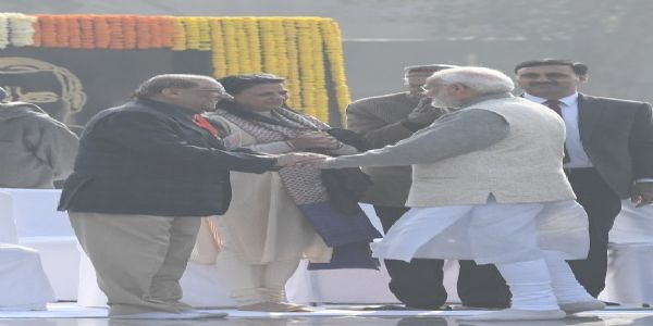 प्रधानमंत्री नरेन्द्र मोदी के साथ भाजपा नेता विजय कुमार मल्होत्रा का पुराना चित्र। फोटो साभार- प्रधानमंत्री का एक्स हैंडल