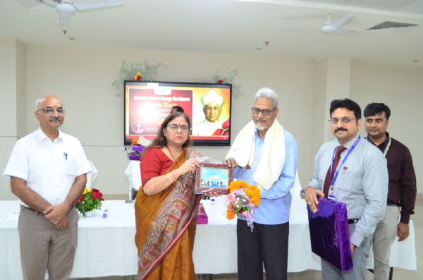 *शिक्षा जगत में अपनी महत्वपूर्ण उपलब्धियों और समर्पण के लिए सम्मानित हुए प्रोफेसर*