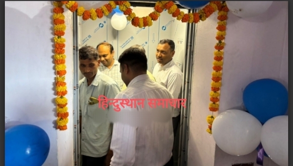 सदर अनुमंडल कार्यालय में लिफ्ट का DM ने किया उद्घाटन