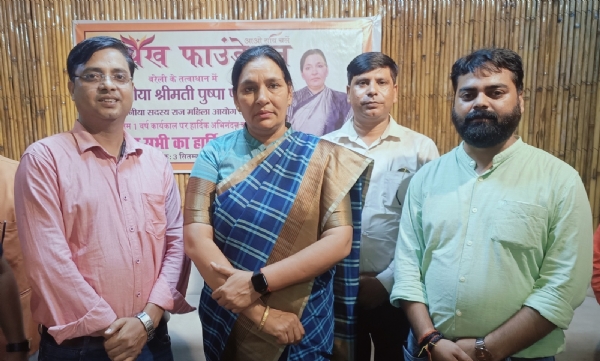 पराग रेस्टोरेंट में आयोजित अभिनंदन समारोह में पुष्पा पांडे का स्वागत करते नव पंख फाउंडेशन के पदाधिकारी व गणमान्य नागरिक।