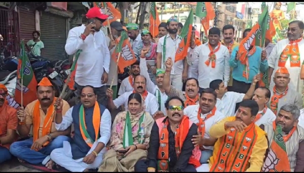 प्रदर्शन करते एनडीए कार्यकर्ता