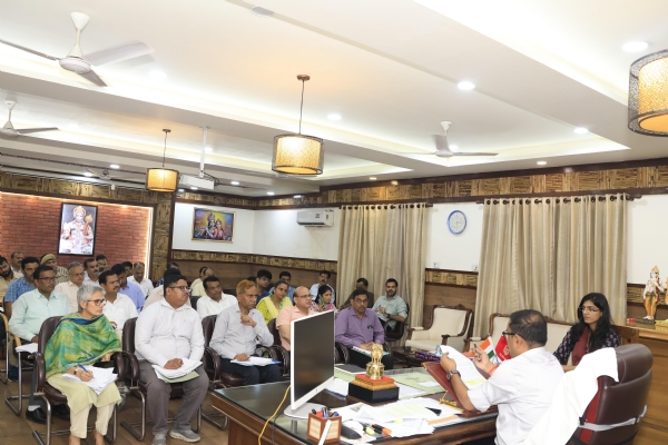 कैम्प कार्यालय में अधिकारियों संग बैठक कर दिशा-निर्देश देते जिलाधिकारी अविनाश सिंह।