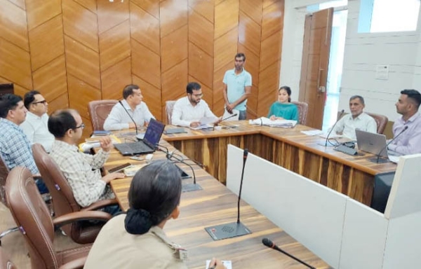 सोनीपत: समाधान शिविर गन्नौर में एसडीएम प्रवेश कादयान समीक्षा करते हुए