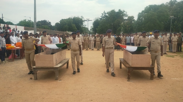 सलामी देते पुलिस अधिकारी