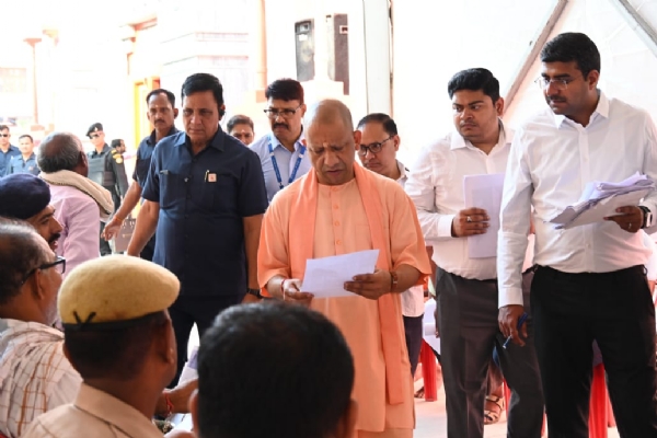 जनता दर्शन में 250 लोगों की समस्याएं सुनीं सीएम योगी ने, निस्तारण के लिए दिए जरूरी निर्देश*