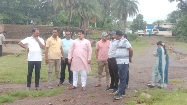 विसर्जन स्थल का निरीक्षण करते हुए महापौर रामू रोहरा साथ में अन्य लोग।