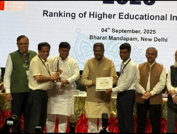 एम्स के निदेशक सम्मान प्राप्त करते हुए