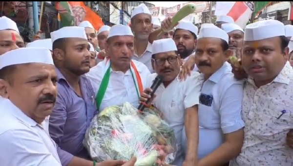 सब्जी का टोकरा लेकर जाते कांग्रेसी