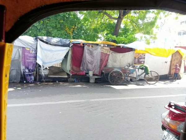 दिल्ली-देहारदून एक्सप्रेसवे के नीचे उस्मानपुर में यमुना किनारें बसे लोग टेंट बनाकर सड़क पर रहते हुए