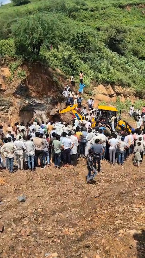 अलवर. चट्टान के मालबे से युवको को निकालते ग्रामीण।