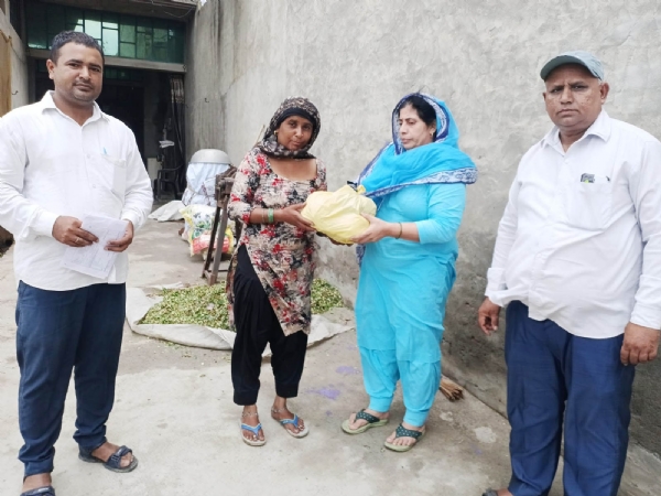 नगूरां गांव में टीबी मरीजों को आहार वितरित करते स्वास्थ्य निरीक्षक नरेंद्र ढांडा व कुलदीप सिंह।
