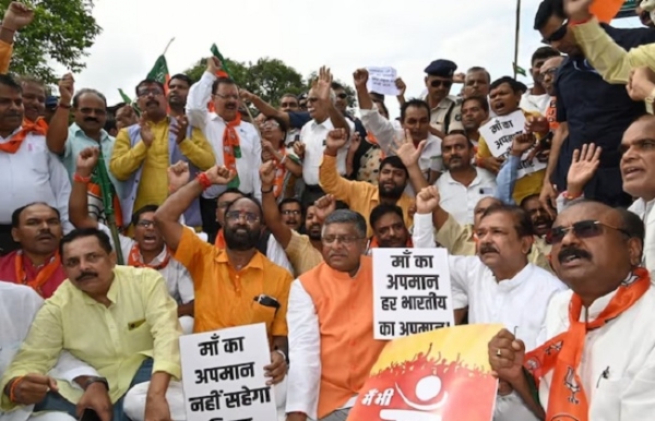 पटना में बंद के दौरान सांदस रविशंकर प्रसाद, दिलीप जयसवाल और अन्य