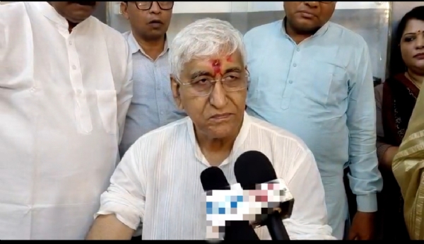मीडिया को बाइट देते टीएस सिंहदेव।