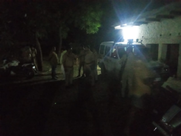 घटना के बाद मौके पर पहुंची पुलिस मामले की छानबीन करते