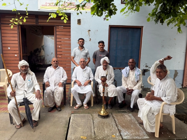बैठक में मंथन करते हुए टेकराम कंडेला।