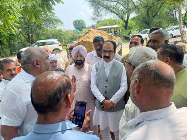 बरसात व बाढ़ प्रभावित ग्रामीणों से बातचीत करते भाजपा जिलाध्यक्ष यतिंद्र सिंह एडवोकेट।