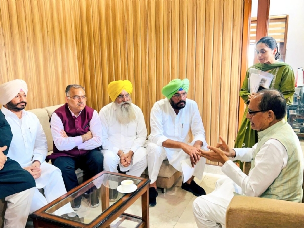 केंद्रीय कृषि मंत्री शिवराज चाैहान अमृतसर में पंजाब के कृषि मंत्री से बातचीत करते हुए