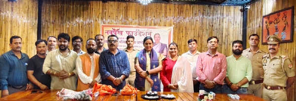 पराग रेस्टोरेंट में आयोजित अभिनंदन समारोह में पुष्पा पांडे का स्वागत करते नव पंख फाउंडेशन के पदाधिकारी व गणमान्य नागरिक।