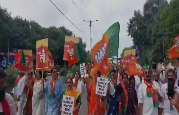 राजग मातृशक्ति के बिहार बंद के दौरान महिला कार्यकर्ता सड़कों पर प्रदर्शन करती हुई