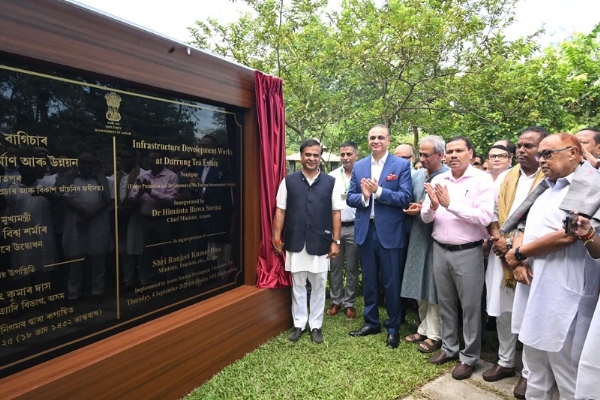 मुख्यमंत्री डॉ हिमंत बिस्व सरमा शोणितपुर जिले के दुरुंग टी एस्टेट में चाय पर्यटन परियोजना का शुभारंभ करते हुए।