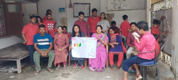 शिक्षकों को पेंटिंग दिखाते छात्रगण