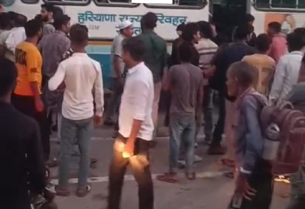 दुर्घटना स्थल पर एकत्रित लोग
