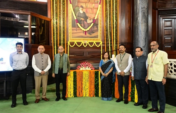 दादाभाई नौरोजी की जयंती पर उन्‍हें याद करते लोकसभा के महासचिव और अन्‍य
