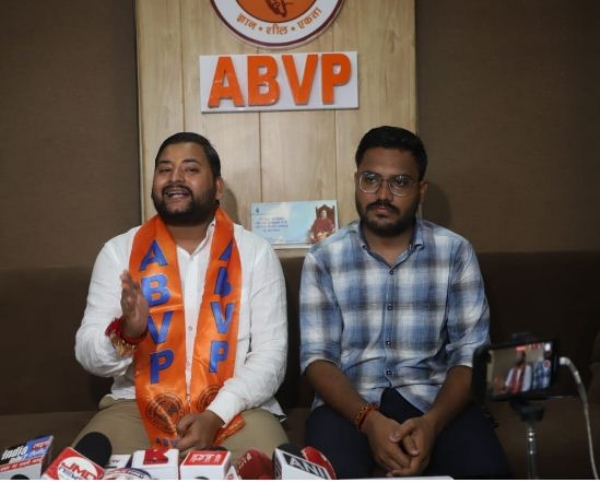 प्रेसवार्ता करते अभाविप के राष्ट्रीय मंत्री अंकित शुक्ल