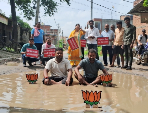 प्रदर्शन करते सपा, इक्कल पार्टी कार्यकर्ता