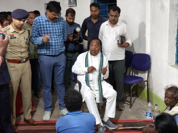 लुत्ती बांध टूटने से प्रभावित परिवारों से मिले कृषि मंत्री, हर संभव मदद करने दिलाया भरोसा
