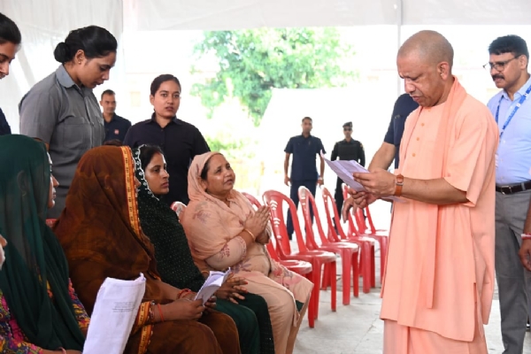 जनता दर्शन में 250 लोगों की समस्याएं सुनीं सीएम योगी ने, निस्तारण के लिए दिए जरूरी निर्देश*
