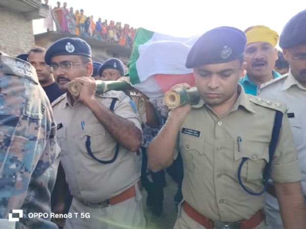 पार्थिव शव को कंधा देते एसडीपीओ एवं अन्य