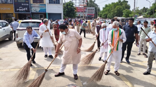 स्वच्छता अभियान का शुभारंभ करते हुए डिप्टी स्पीकर डा. मिड्ढा।