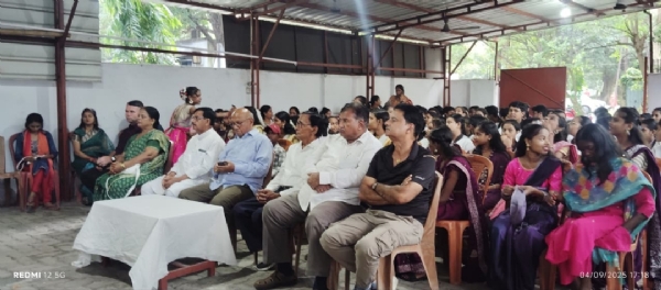 छात्रों को सम्मानित करते विधायक सरयू राय