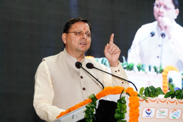 सर्वे चौक स्थित आईआरडीटी सभागार में आयोजित राज्य स्त्री शक्ति, तीलू रौतेली एवं आंगनवाड़ी कार्यकर्ता पुरस्कार वितरण समारोह को संबोधित करते
