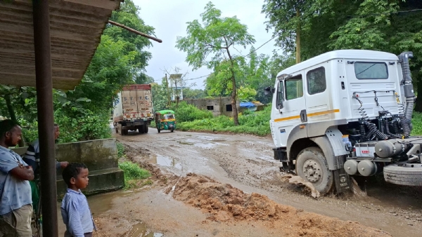 जान हथेली पर लेकर खूंटी-सिमडेगा पथ पर यात्रा कर रहे लोग