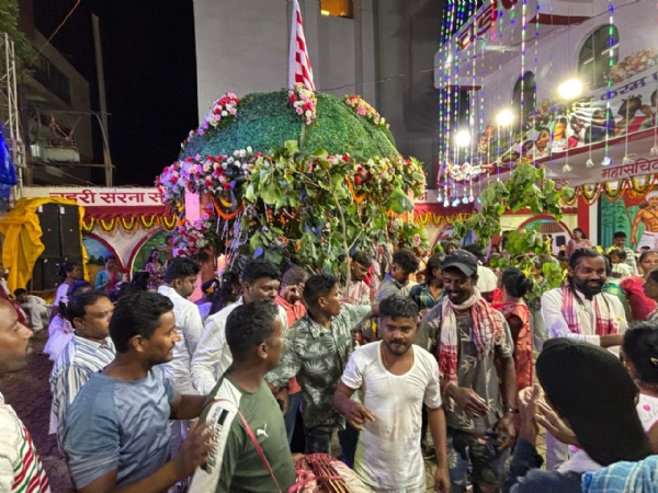 विर्सजन करने जाते श्रद्धालू समेत अन्‍य