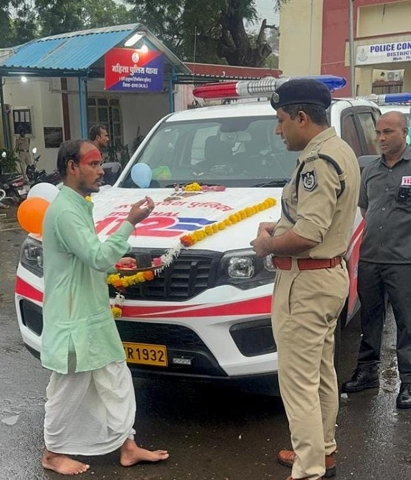 पुलिस अधीक्षक अभिनव चौकसे द्वारा डायल-112 वाहनों को दिखाई हरी झंडी