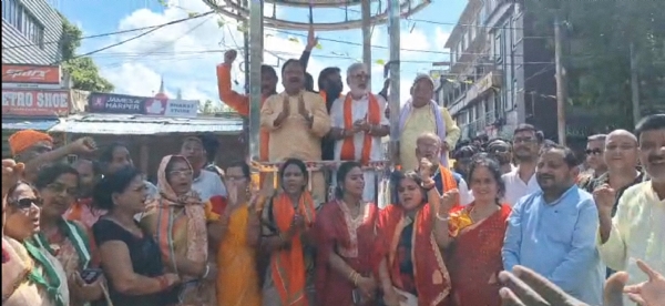 अररिया फोटो:सांसद समर्थकों के साथ प्रदर्शन करते