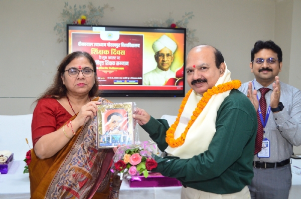 *शिक्षा जगत में अपनी महत्वपूर्ण उपलब्धियों और समर्पण के लिए सम्मानित हुए प्रोफेसर*