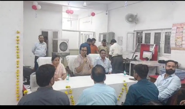 एकीकृत प्रणाली की जानकारी देते प्रवर डाक अधीक्षक