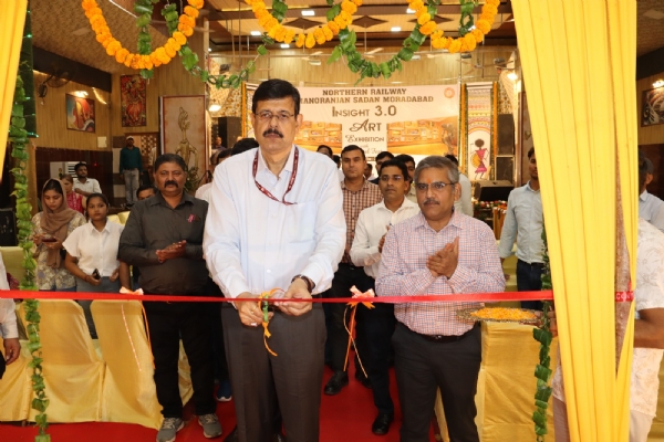 मनोरंजन सदन समिति, उत्तर रेलवे मुरादाबाद द्वारा चित्रकला प्रतियोगिता एवं आर्ट गैलरी का फीता काटकर शुभारंभ करते प्रधान मुख्य कार्मिक अधिकारी।