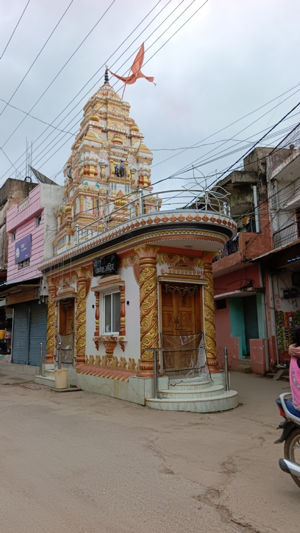 चौक में स्थित गणेश मंदिर।